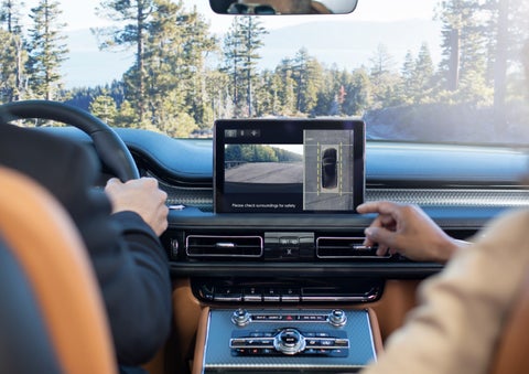 The available 360-Degree Camera shows a bird's-eye view of a Lincoln Aviator® SUV | Bedford Lincoln PA in Bedford PA