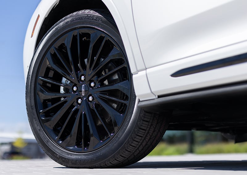 The stylish blacked-out 20-inch wheels from the available Jet Appearance Package are shown. | Bedford Lincoln PA in Bedford PA