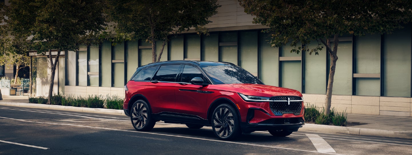 A 2025 Lincoln Nautilus® SUV with an available hybrid powertrain is parked in an urban setting. | Bedford Lincoln PA in Bedford PA