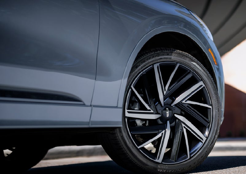 The wheel of the 2027 Lincoln Aviator® Black Label™ SUV is shown slightly angled out. | Bedford Lincoln PA in Bedford PA